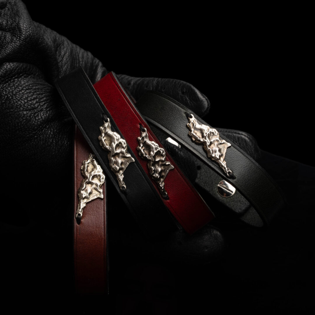 ტყავის ხელნაკეთი სამაჯური თითბერის საქართველოს რუკით