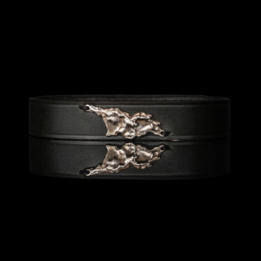 ტყავის ხელნაკეთი სამაჯური თითბერის საქართველოს რუკით