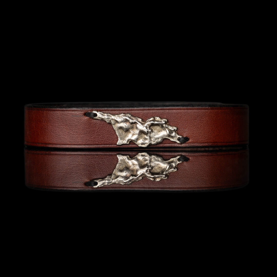 ტყავის ხელნაკეთი სამაჯური თითბერის საქართველოს რუკით