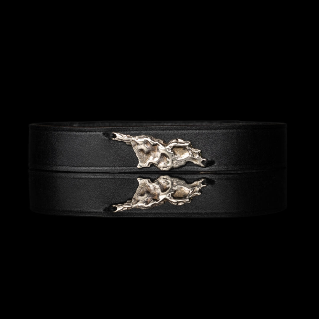 ტყავის ხელნაკეთი სამაჯური თითბერის საქართველოს რუკით