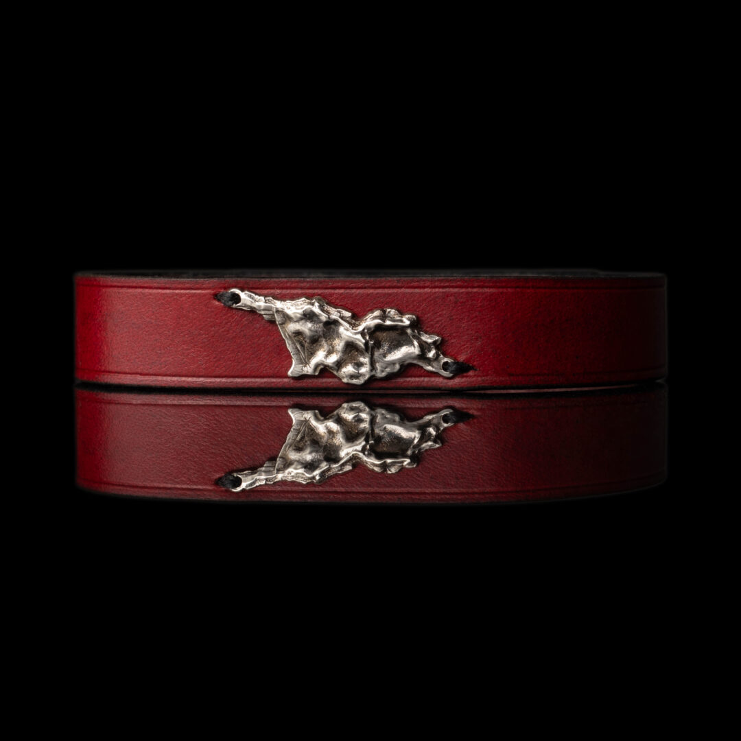 ტყავის ხელნაკეთი სამაჯური თითბერის საქართველოს რუკით